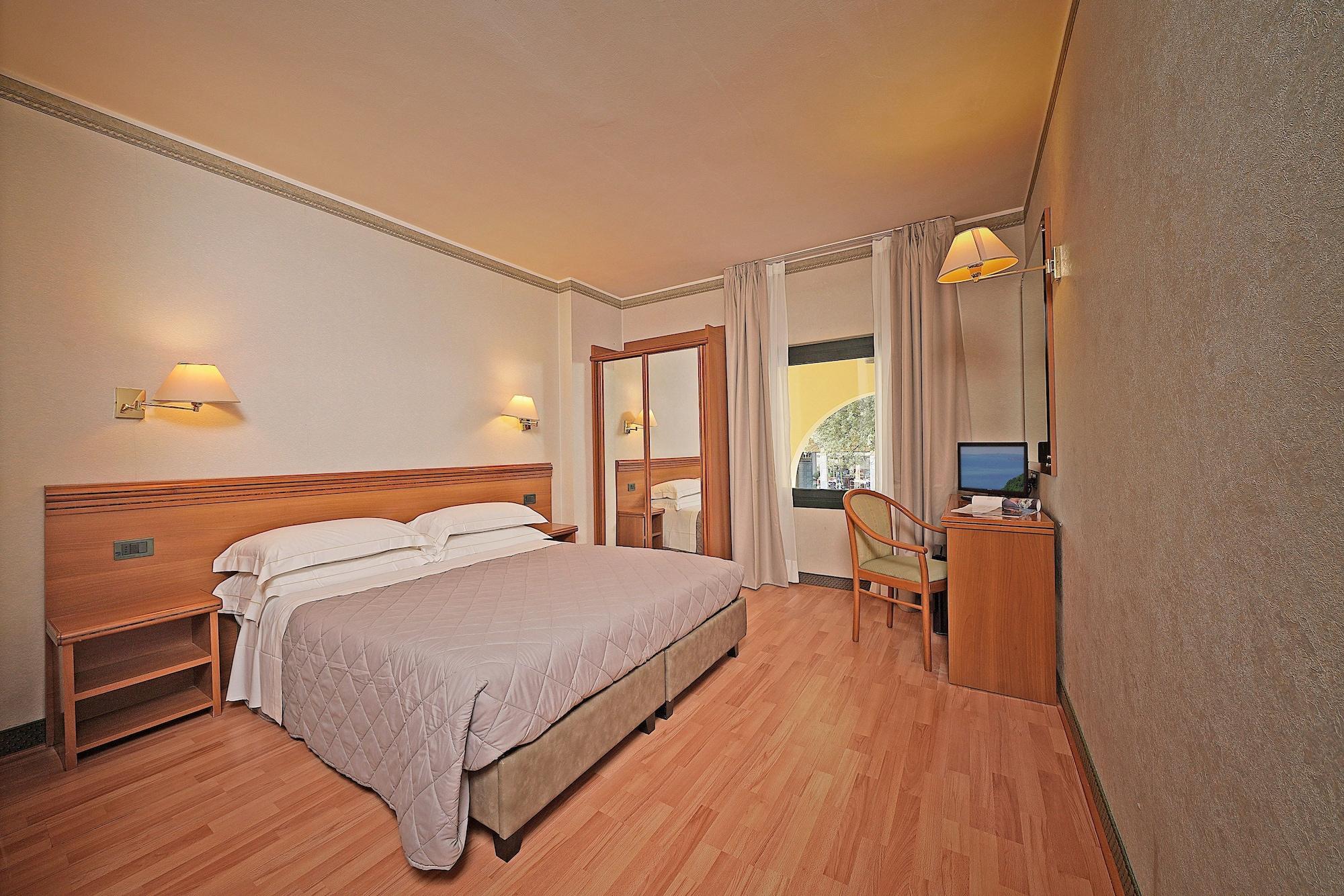 Hotel Du Lac การ์โดเน ริเวียรา ภายนอก รูปภาพ